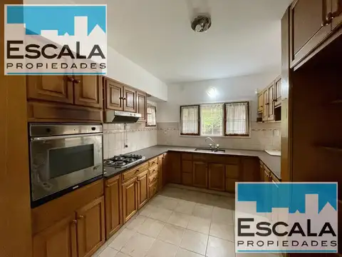 Casa 8 ambientes con 4 baños