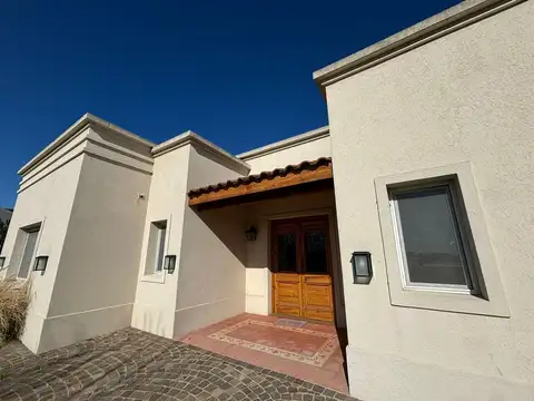 Casa 5 ambientes con 3 baños