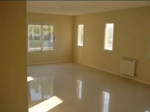 Casa 6 ambientes con 2 baños