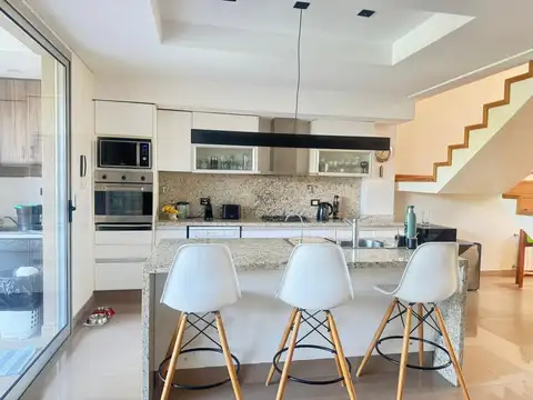 Casa 4 ambientes con 3 baños