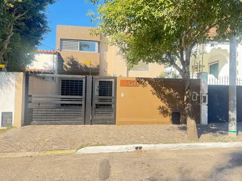 Casa en  venta de 4 ambientes con pileta en Quilmes.