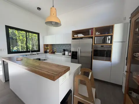 Casa en venta en Quilmes Oeste - 4 amb c/ cochera y jardín