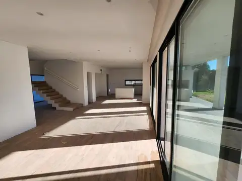 Casa en Venta con 4 cocheras