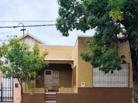 Casa en alquiler apta para vivienda o uso profesional. Excelente distribución
