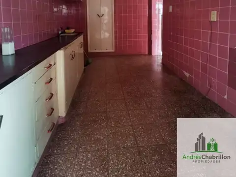 Casa en alquiler apta para vivienda o uso profesional. Excelente distribución