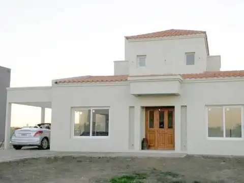 Hermosa casa nueva en dos plantas, de poco uso solo temporadas