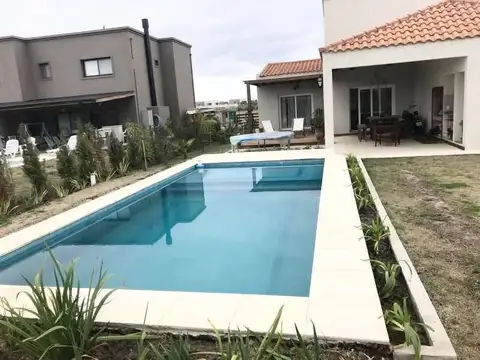 Casa en Venta con 4 cocheras