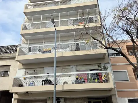 EXCELENTE 3 AMBIENTES MODERNO, CON COCHERA PROPIA EN HERMOSO EDIFICIO,   OPORTUNIDAD APTO CRÉDITO"