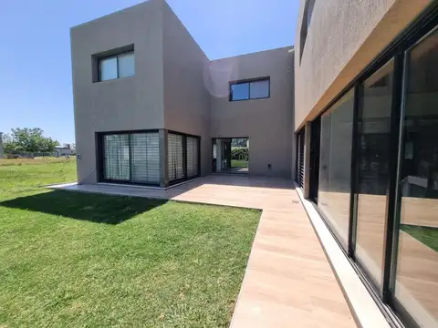 Casa en Alquiler Temporal con 2 cocheras