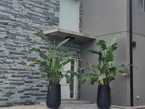 Casa 8 ambientes con 5 baños