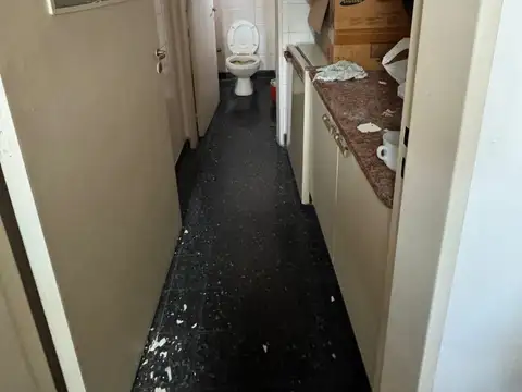 Oficina con kitchenette y baño