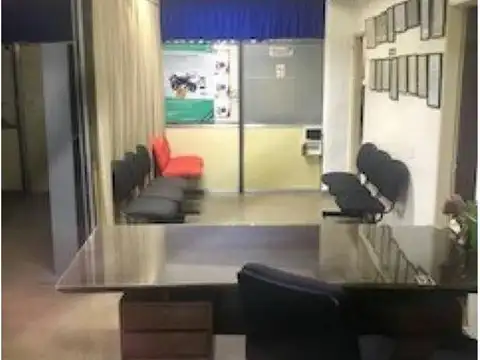 Excelente Edificio De 740 M² Dividido En Tres Plantas Local