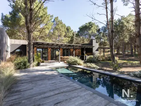 Vende casa de 4 dormitorios, en Laguna Escondida.