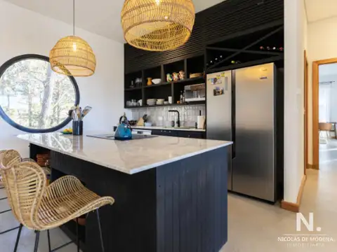 Vende casa de 4 dormitorios, en Laguna Escondida.