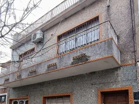 IMPRESIONANTE PROPIEDAD CON 3 UNIDADES A RECICLAR