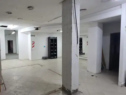 Local Comercial. PB: 4.50 x 30 m. A los 20 m se ensancha a 9 m. 1º Piso: 200 m². 2º Piso: 70 m².