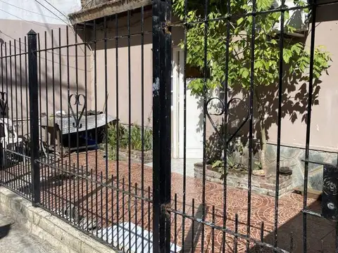 Casa 5 ambientes con 1 baño