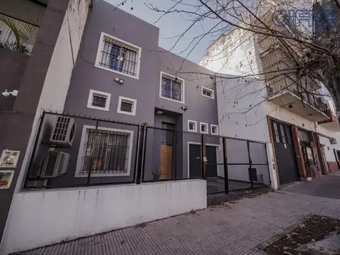 Casa en 2 plantas 4 dormitorios   2 cocheras Jardín con parrilla Villa Devoto