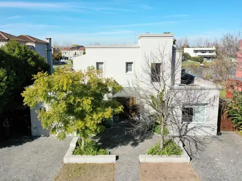 Casa al Lago  en Venta en Santa Barbara!