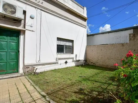 Casa antigua 2 dormi sobre lote de 10 x 30