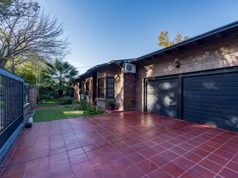 Casa en Venta con 2 cocheras
