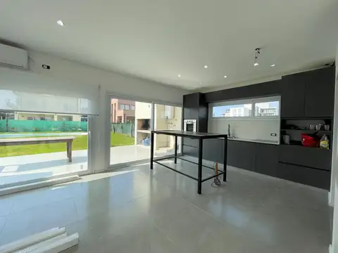 Casa  en Venta en Vila Marina I, Villanueva, Tigre