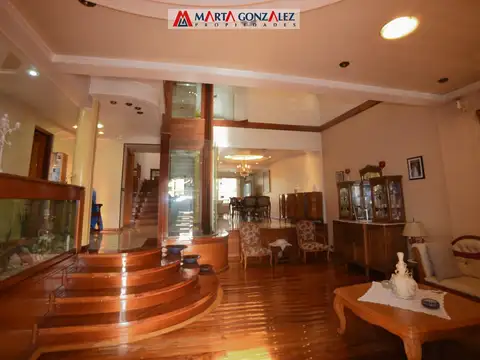 Casa 6 ambientes con 7 baños