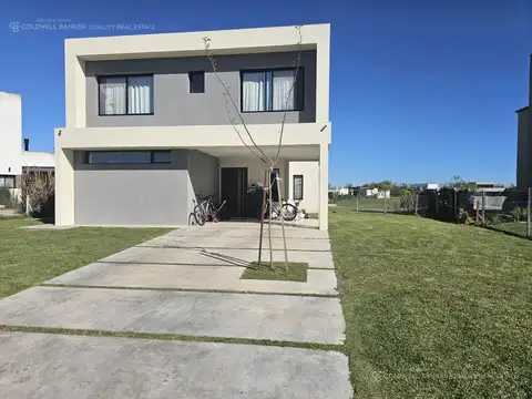 Casa en Venta con 3 cocheras