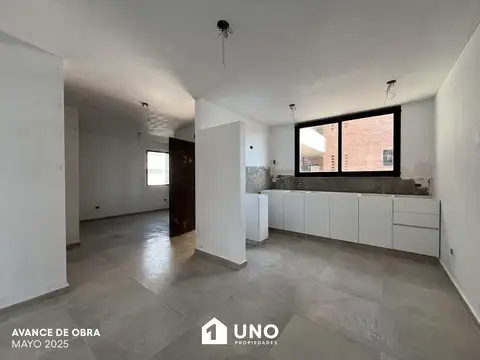 Mitre y Montevideo - Dpto de 1/2 Dormitorios Externo. Posibilidad cochera.