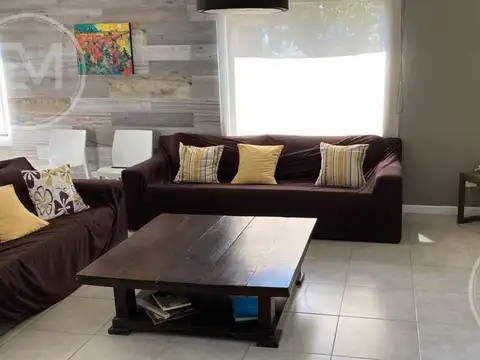 Casa 6 ambientes con 2 baños