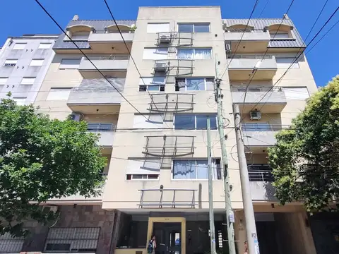 Departamento de 2 amb. con cochera en Moron Sur