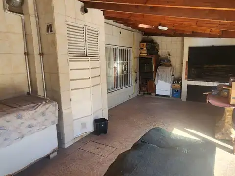 Casa 5 Amb. c/ amplia Pileta - 249 m² Edif en 1215 m² de lote - San Sebastian