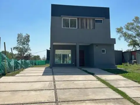 Casa 4 ambientes en venta en Barrio Alvarez del Bosque