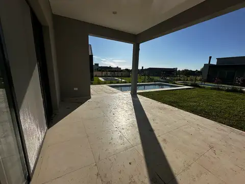 Casa en Alquiler con 2 cocheras