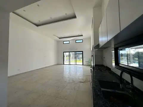 Casa en Alquiler en Pilar del Este - San Ramon, USD 1.400