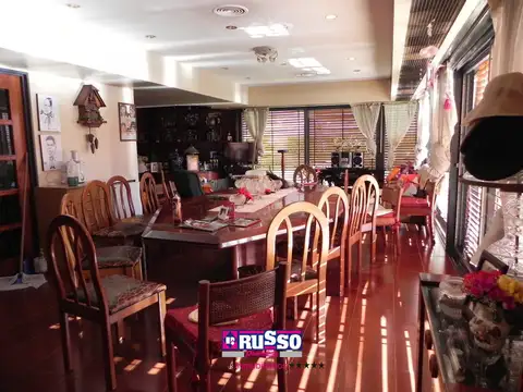 Casa 7 ambientes con 8 baños