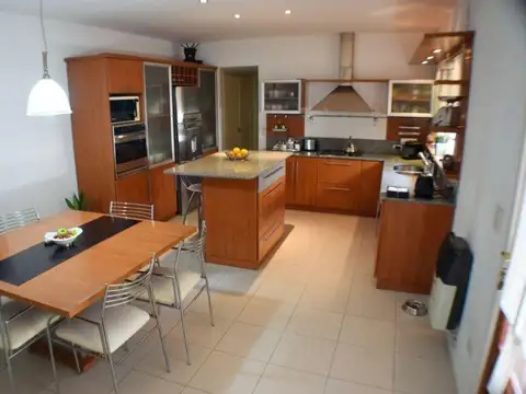 Casa 6 ambientes con 4 baños