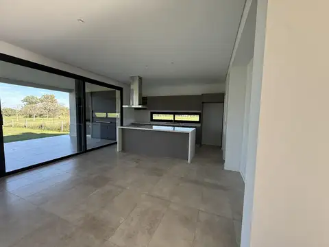 Casa 4 ambientes con 3 baños