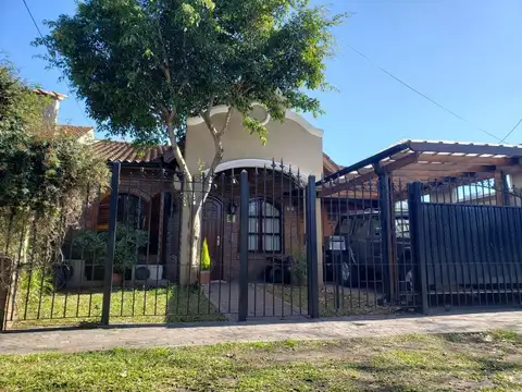 EXCELENTE LOTE PROPIO CON COCHERA Y PATIO. ESCUCHA OFERTA.