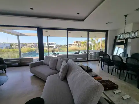 Casa en Alquiler con 2 cocheras