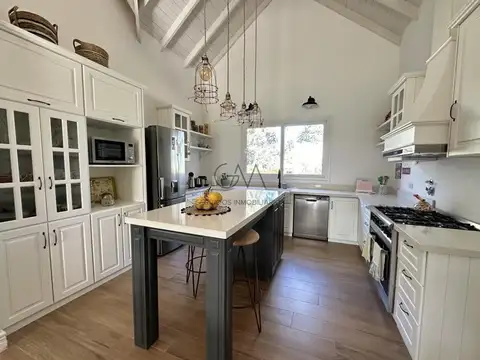 Casa 4 ambientes con 2 baños