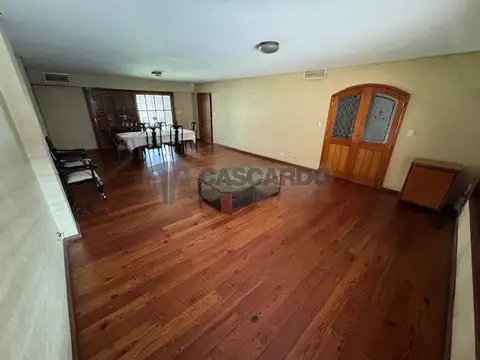 Casa en Venta con 5 cocheras