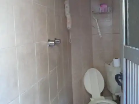 VENTA- 2 VIVIENDAS 7 AMB + LOCAL EN ESQUINA EN BLOCK P/RECICLAR-POMPEYA