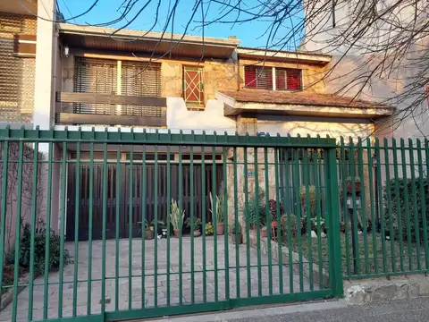 VENTA CASA 4 AMB. CON JARDÍN Y COCHERA - BANFIELD