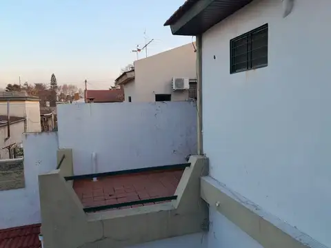 VENTA CASA 4 AMB. CON JARDÍN Y COCHERA - BANFIELD