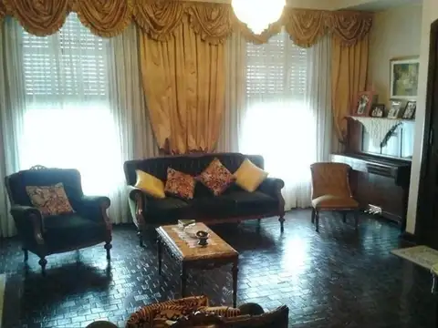 Casa en Venta con 3 cocheras