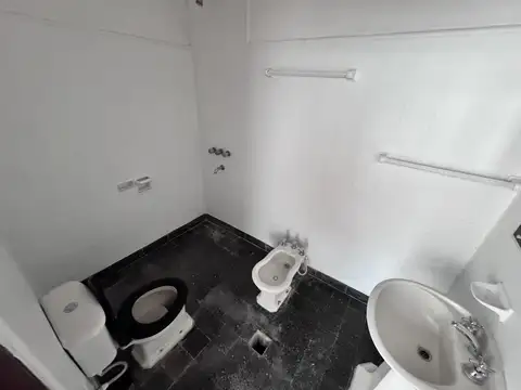 Casa 7 ambientes con 1 baño