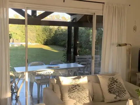 Casa 4 ambientes con 2 baños