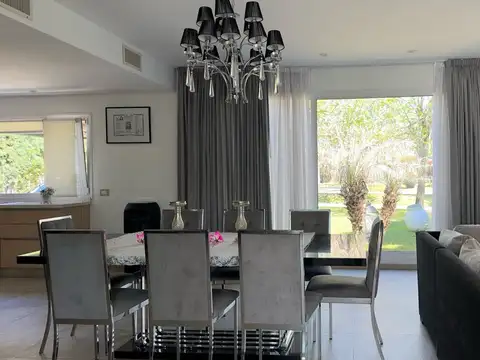 Casa en Venta con 4 cocheras