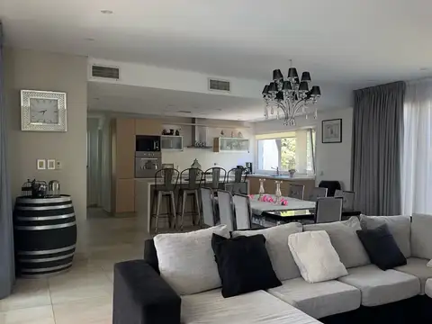 Casa en venta en barrio Alamo Alto-4 amb-Pileta.